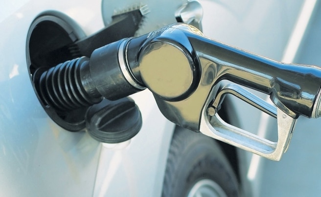 Úc sẽ tốn thêm $3 khi đổ xăng do tăng thuế nhiên liệu