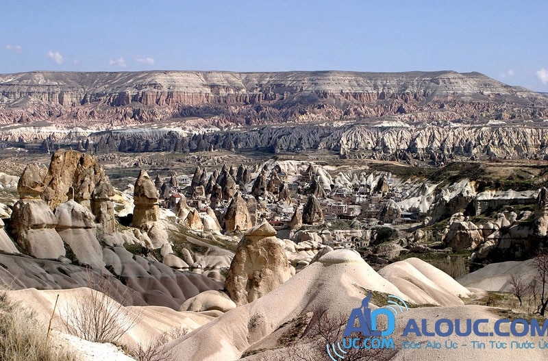 10. Vườn quốc gia Goreme và khu núi đá Cappadocia. Goreme nằm trong địa phận thị xã Cappadocia, một vùng đất lịch sử của Thổ Nhĩ Kỳ. Khoảng 50 triệu năm trước, địa hình nơi đây chỉ toàn khe nứt và miệng núi lửa. Sau đó, cùng với thời gian, đã có một lượng khổng lồ nham thạch phun trào từ núi lửa phủ kín bề mặt Cappadocia. Núi đá mềm hình thành từ nham thạch phun trào, bị bào mòn bởi gió, mưa và nước sông đã mang lại cho Cappadocia một vẻ đẹp kỳ thú, độc đáo hiếm thấy ở nơi nào trên thế giới.