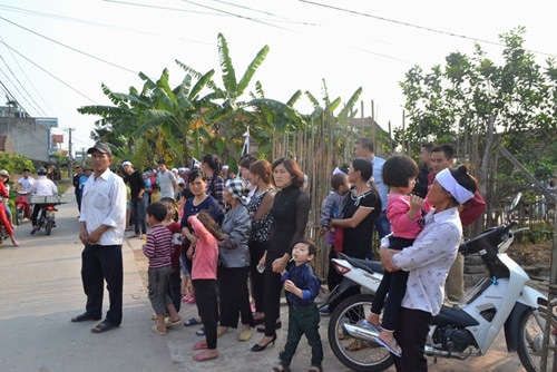 Khóc ngất đón thi thể bé Nhật Linh tại quê nhà Hưng Yên - 3