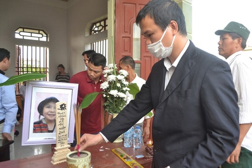Khóc ngất đón thi thể bé Nhật Linh tại quê nhà Hưng Yên - 13