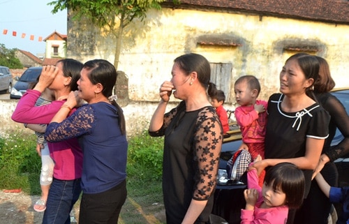 Khóc ngất đón thi thể bé Nhật Linh tại quê nhà Hưng Yên - 5