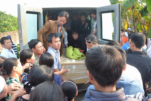 Khóc ngất đón thi thể bé Nhật Linh tại quê nhà Hưng Yên - 6