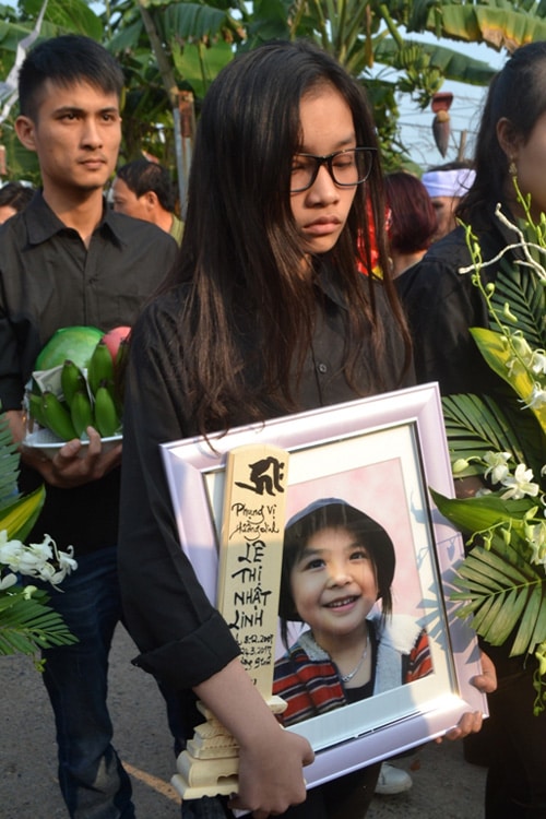 Khóc ngất đón thi thể bé Nhật Linh tại quê nhà Hưng Yên - 7