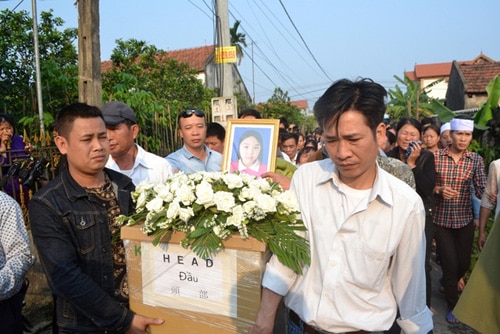 Khóc ngất đón thi thể bé Nhật Linh tại quê nhà Hưng Yên - 8