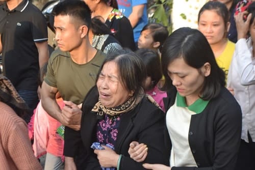 Khóc ngất đón thi thể bé Nhật Linh tại quê nhà Hưng Yên - 9