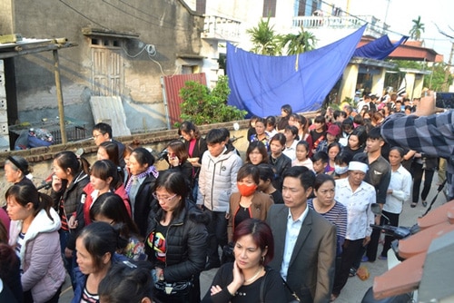 Khóc ngất đón thi thể bé Nhật Linh tại quê nhà Hưng Yên - 10