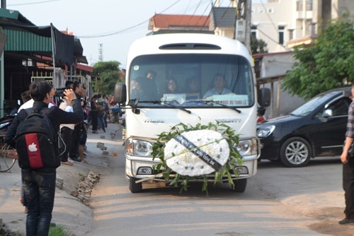 Khóc ngất đón thi thể bé Nhật Linh tại quê nhà Hưng Yên - 1