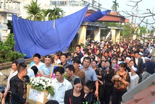 Khóc ngất đón thi thể bé Nhật Linh tại quê nhà Hưng Yên - 2