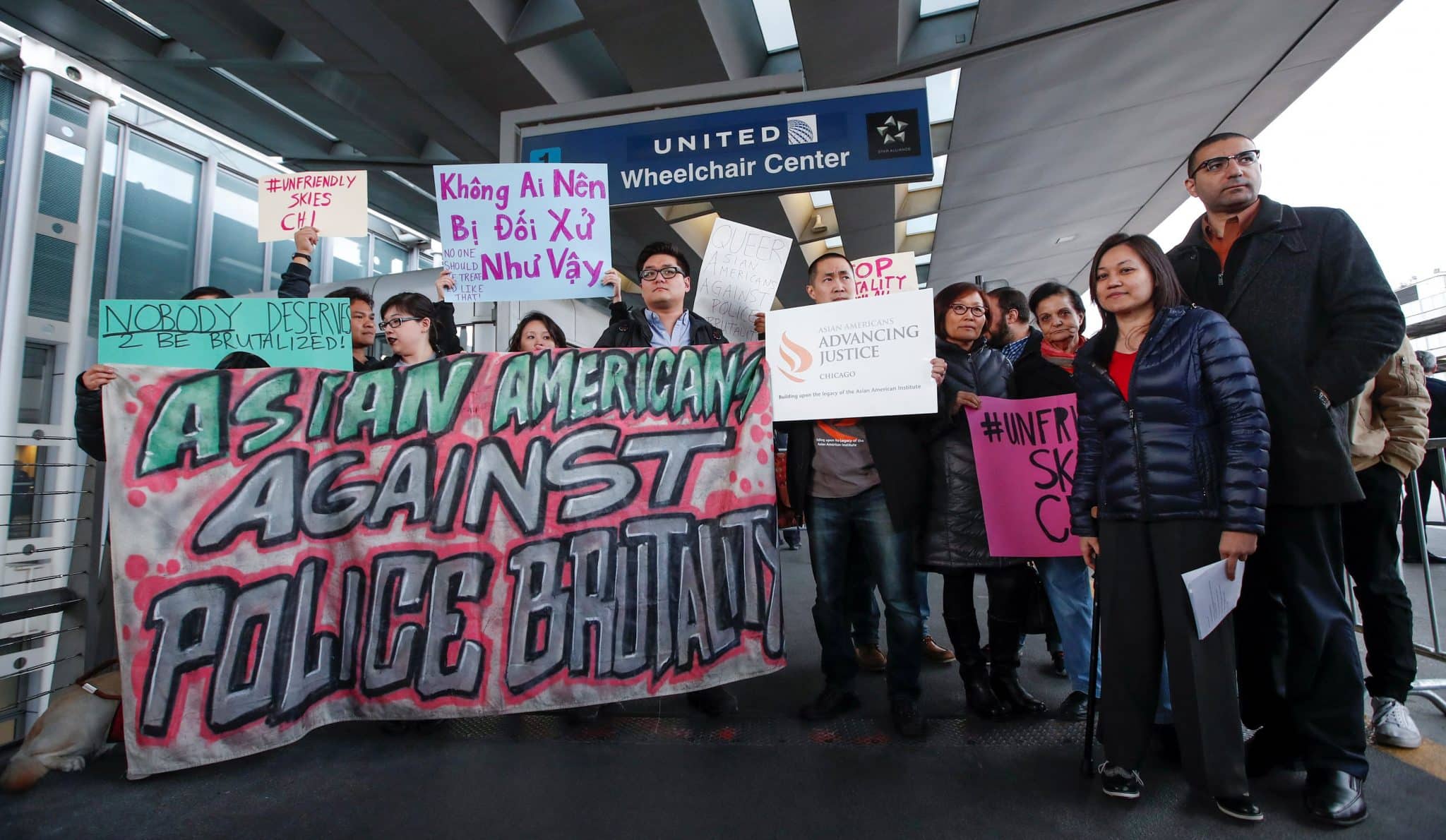 Người Mỹ gốc Việt biểu tình phản đối United Airlines 