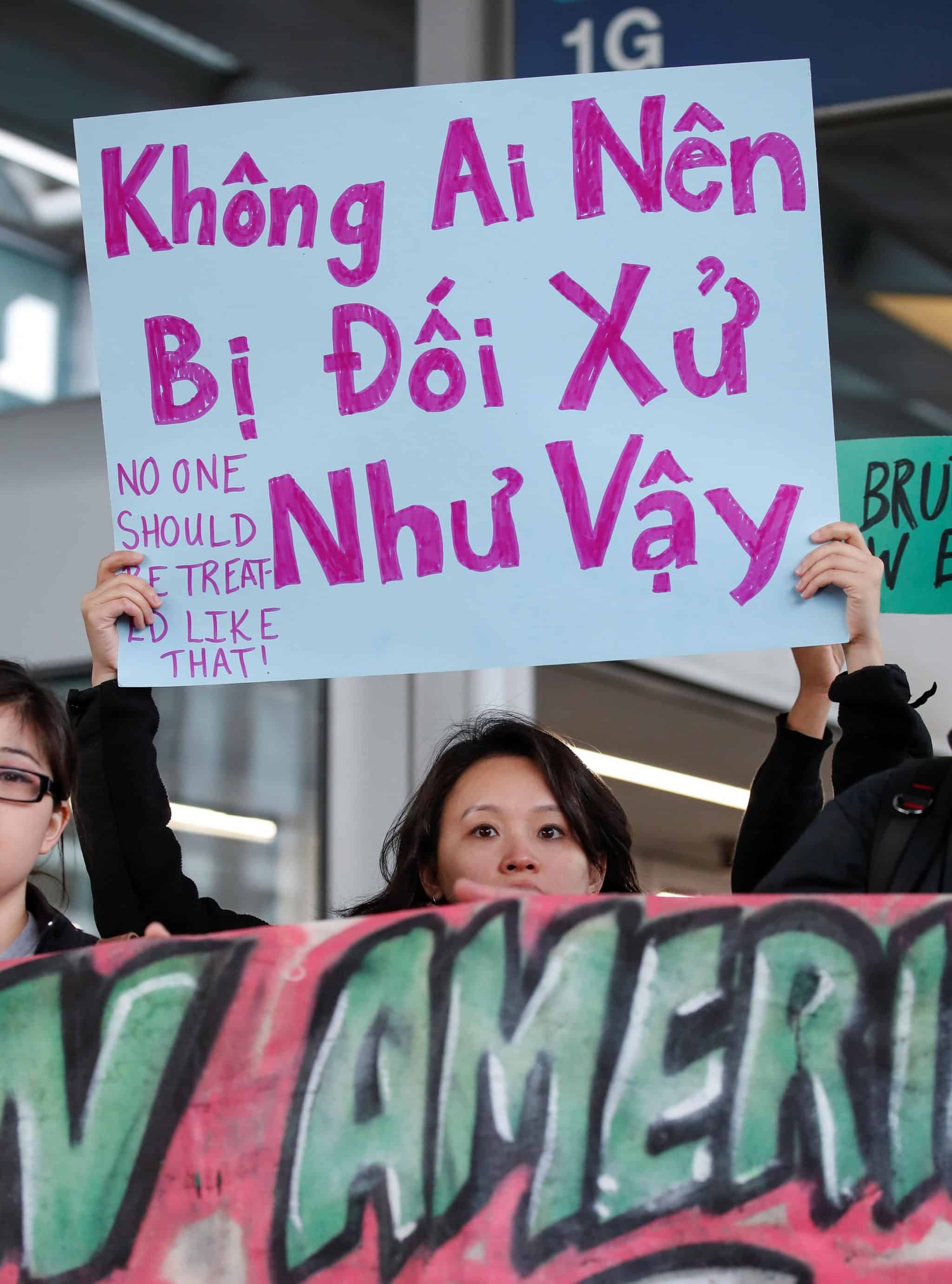 Người Mỹ gốc Việt biểu tình phản đối United Airlines 