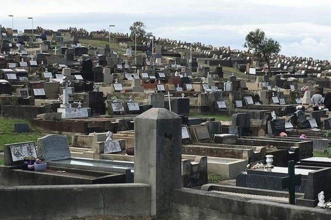 Người chết chen nhau ở nghĩa trang Australia trong 30 năm tới - Ảnh 1.