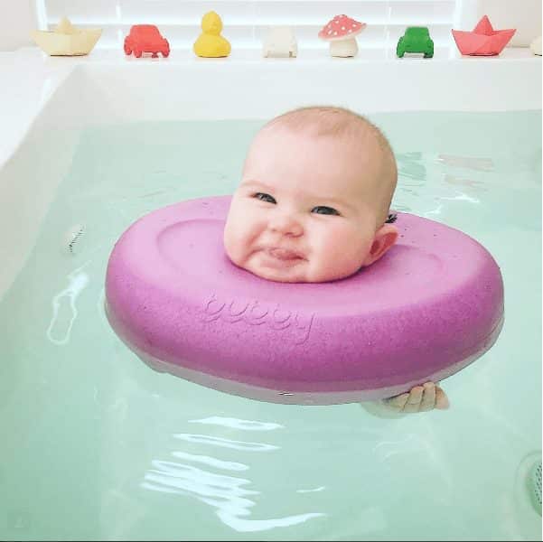  Các em bé sẽ rất thoải mái khi ở trong nước với dụng cụ hỗ trợ thế này. Nó gợi nhớ lại khoảng thời gian em bé ở trong bụng mẹ. 