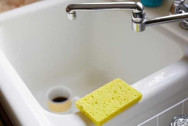 Miếng rửa bát là nơi trú ngụ của rất nhiều vi khuẩn, vi trùng không thể thấy bằng mắt thường, rất có hại cho sức khỏe. (Ảnh: thekitchnn)