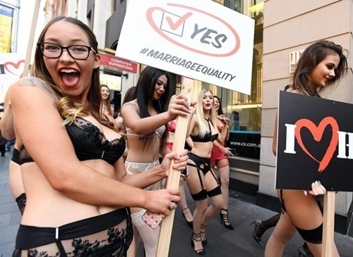 Phụ nữ Úc mặc đồ lót tràn xuống phố biểu tình - 2