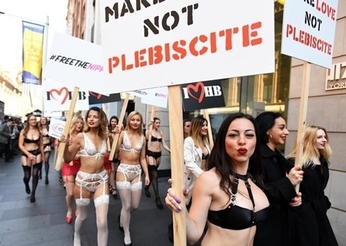 Phụ nữ Úc mặc đồ lót tràn xuống phố biểu tình - 4
