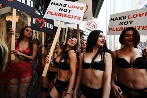 Phụ nữ Úc mặc đồ lót tràn xuống phố biểu tình - 5