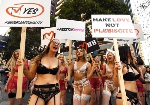 Phụ nữ Úc mặc đồ lót tràn xuống phố biểu tình - 3