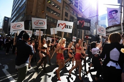 Phụ nữ Úc mặc đồ lót tràn xuống phố biểu tình - 6