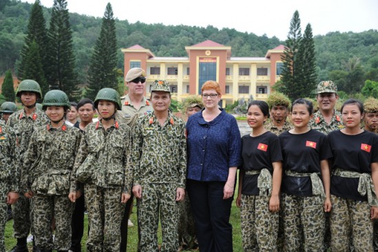 Bộ trưởng Quốc phòng Australia thán phục võ thuật của nữ đặc công Việt Nam