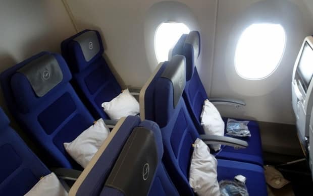 Sự thật ít người biết đằng sau việc rất nhiều ghế máy bay không thẳng hàng với cửa sổ - Ảnh 2.