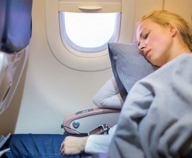 Sự thật ít người biết đằng sau việc rất nhiều ghế máy bay không thẳng hàng với cửa sổ - Ảnh 3.
