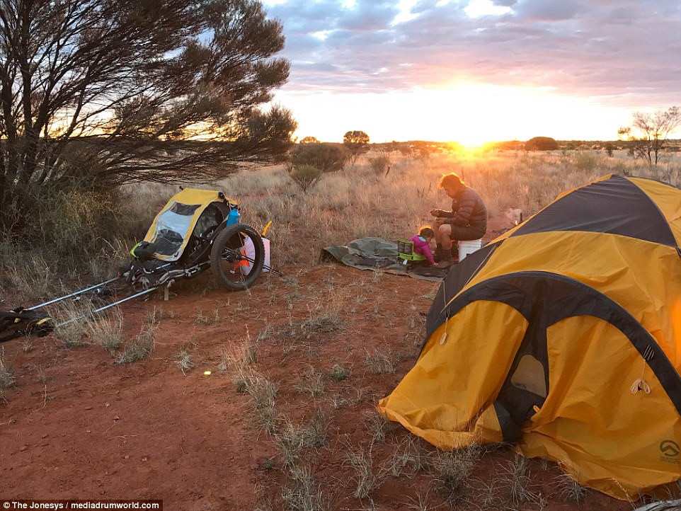 Hanh trinh 1.000 km cua co be mot tuoi o Australia hinh anh 10