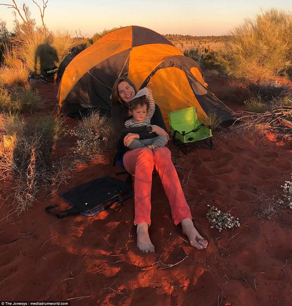 Hanh trinh 1.000 km cua co be mot tuoi o Australia hinh anh 12