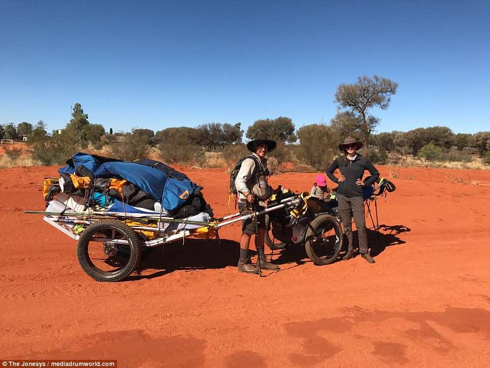 Hanh trinh 1.000 km cua co be mot tuoi o Australia hinh anh 2