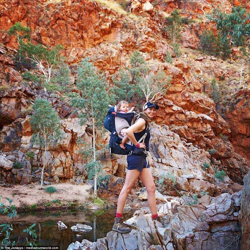 Hanh trinh 1.000 km cua co be mot tuoi o Australia hinh anh 4