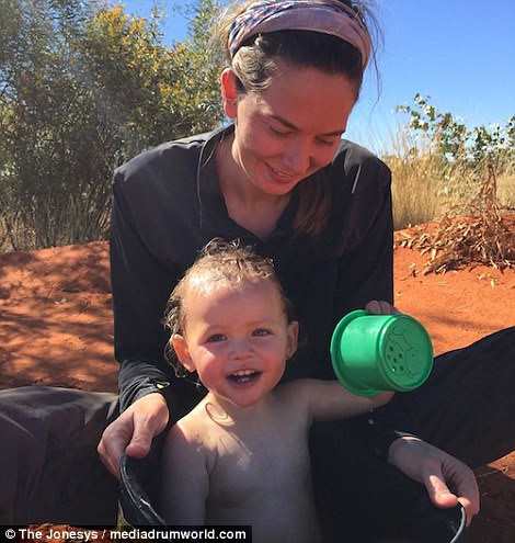Hanh trinh 1.000 km cua co be mot tuoi o Australia hinh anh 6