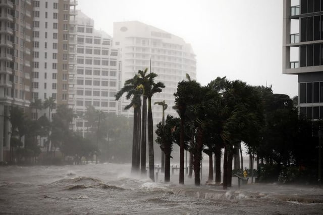  Đường phố ở Florida biến thành sông sau bão Irma. (Ảnh: Reuters) 