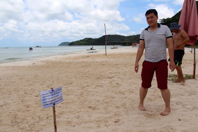Du khách sốc với bảng cấm nằm trên bãi biển ở Phú Quốc - Ảnh 1.