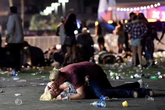 Nỗi đau trong vụ xả súng thảm sát Las Vegas: Chồng hy sinh thân mình che chắn cho vợ - Ảnh 2.