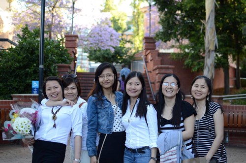 
Đào Thị Hằng (đầu tiên từ trái qua) và các bạn trong thời gian học tại Úc
