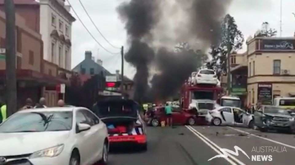 NSW: Xe điên lao xuyên thành phố đâm vào một quán rượu, nhiều người bị thương