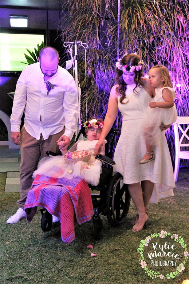 Đám cưới đẫm nước mắt của cặp vợ chồng kết hôn lần 2 vì con gái 4 tuổi sắp từ giã cõi đời-6