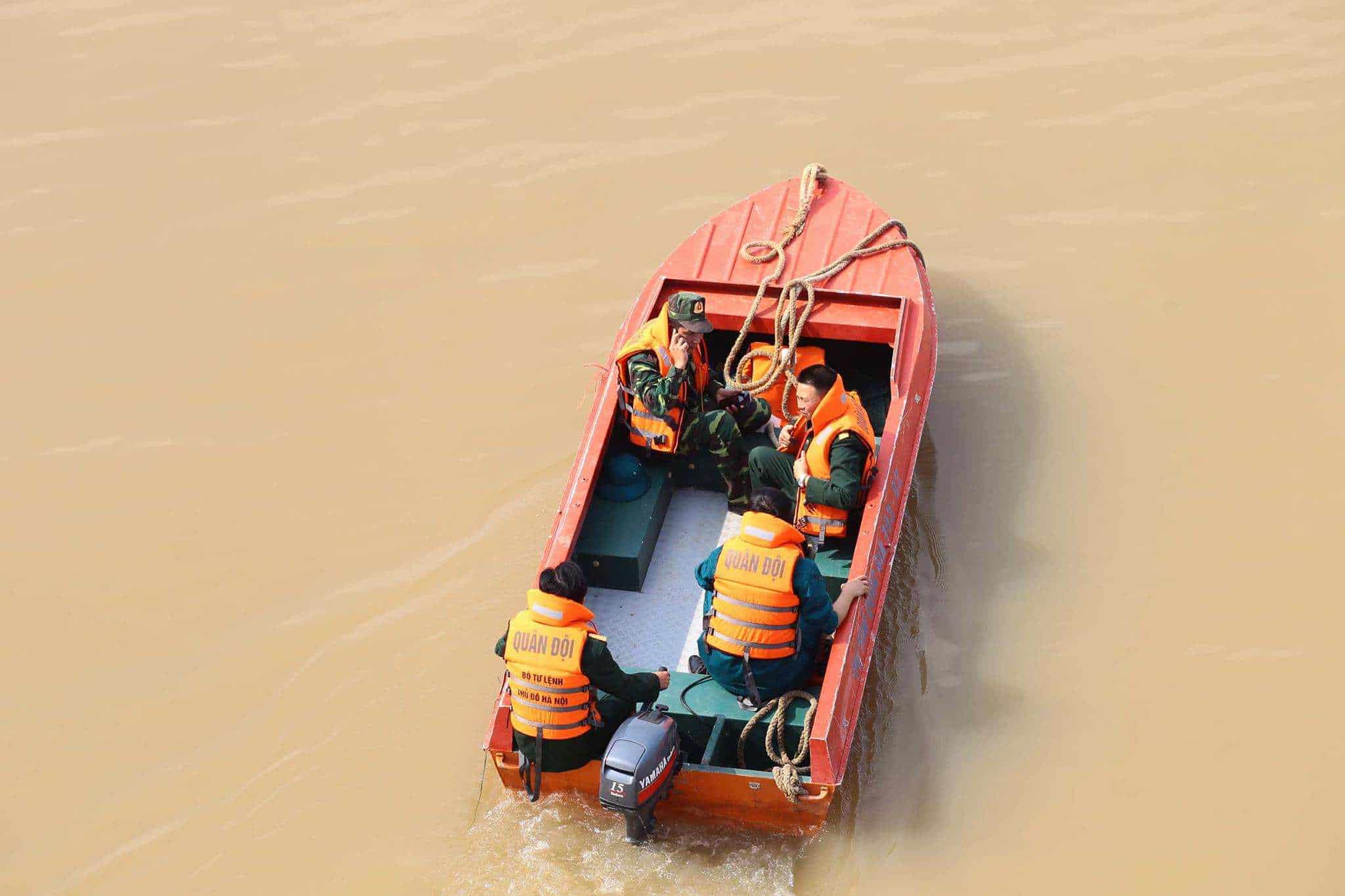 Hà Nội: Dân Thủ đô chen chân lên cầu Long Biên xem gỡ bom