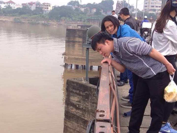 Hà Nội: Dân Thủ đô chen chân lên cầu Long Biên xem gỡ bom