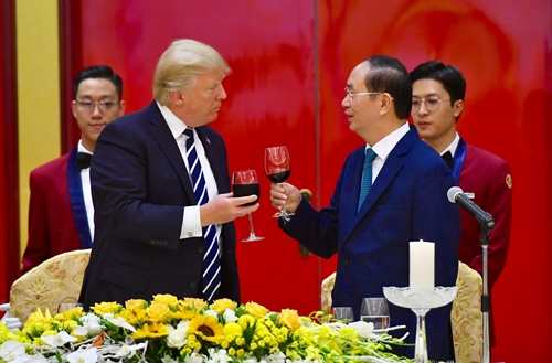 Chủ tịch nước Trần Đại Quang và Tổng thống Donald Trump cụng ly. Ảnh: Giang Huy.