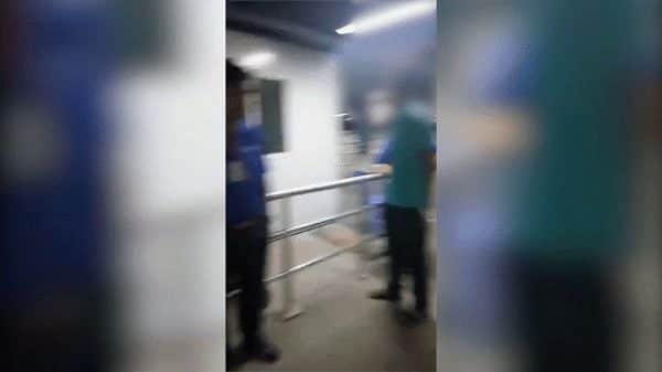 Clip nhân viên bãi xe sân bay Tân Sơn Nhất dọa nạt, giật điện thoại khi khách thông báo mất bugi xe máy - Ảnh 3.