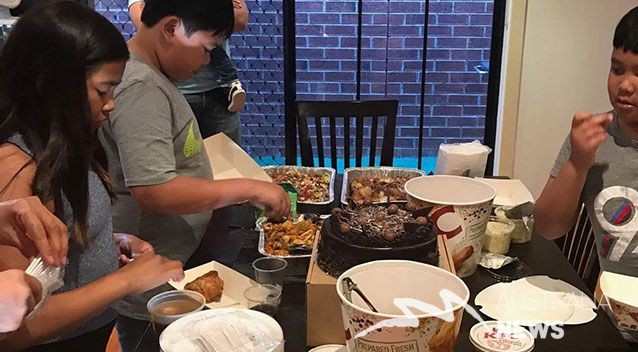 Melbourne: Tiệc baby shower kết thúc bằng… giòi trong món gà KFC
