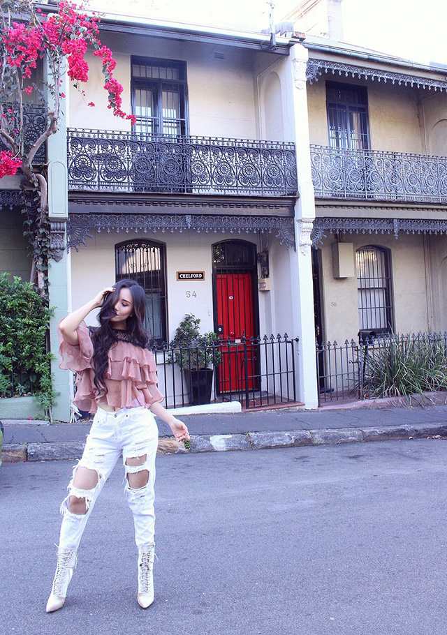 Khánh Huyền (thường gọi là Mia Tran) là du học sinh Việt, Á hậu, blogger làm đẹp nổi tiếng ở nước Úc