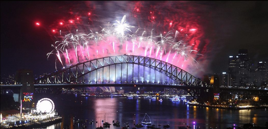 Bầu trời Úc rực rỡ thời khắc Giao thừa: Pháo hoa Cầu vồng ăn mừng nước Úc hợp pháp hôn nhân đồng giới - Ảnh 1.