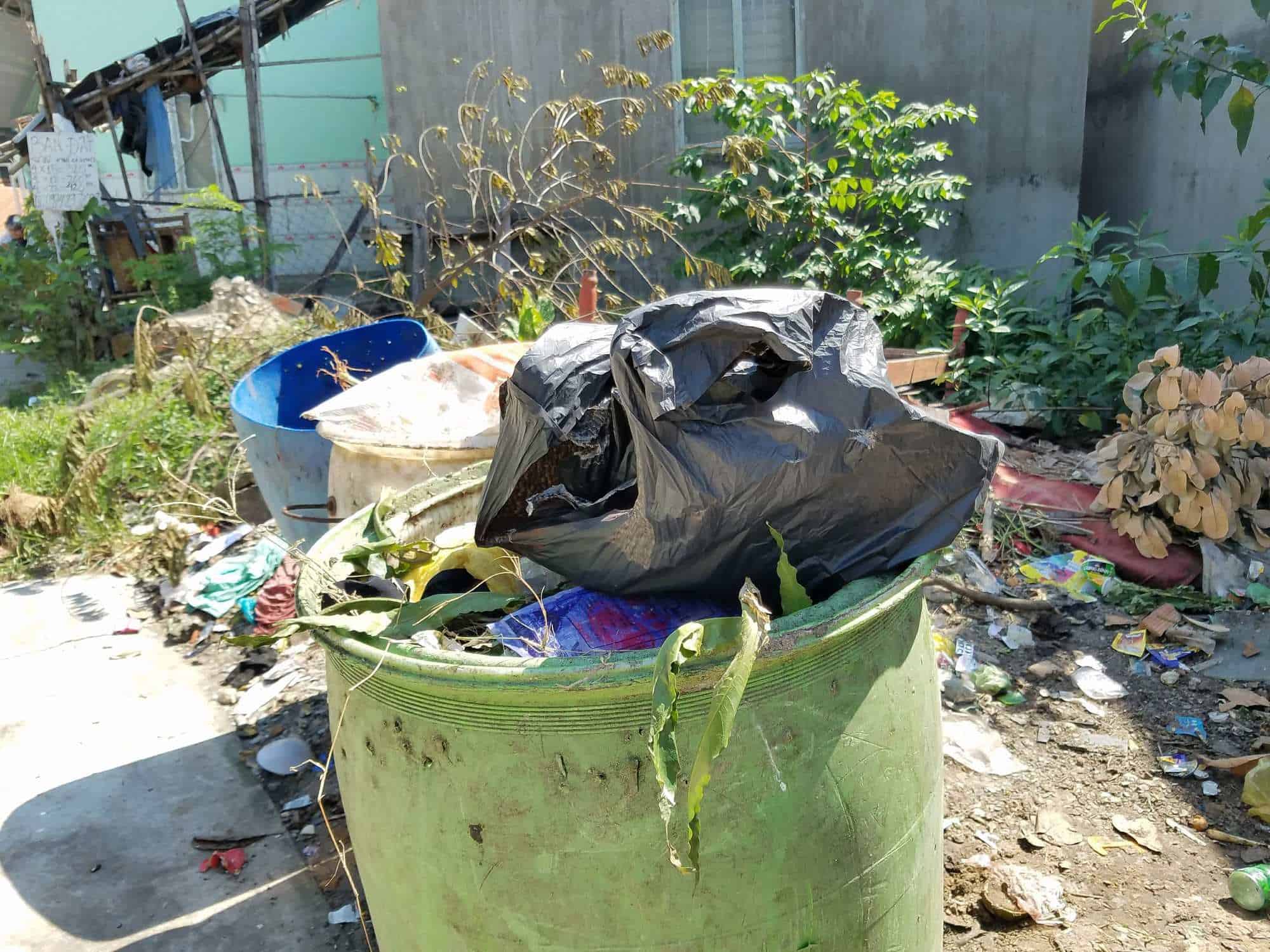 Người vợ khai do chồng đi nhậu về dọa chém nên đã đoạt dao sát hại, vứt đầu chồng vào thùng rác - Ảnh 3.