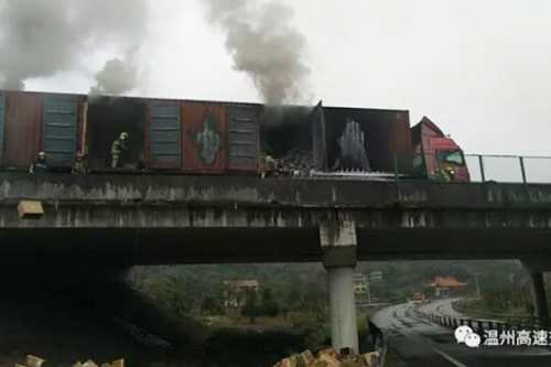 Chiếc xe tải chở giày bốc cháy  gần làng Lingxi, tỉnh Chiết Giang
