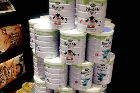 Du khách Trung Quốc vơ vét sữa bột trong siêu thị Đan Mạch - Ảnh 1.