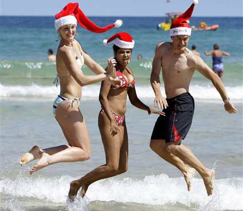 Noel ở Australia, mọi người nô nức đổ ra biển vui chơi, tiệc tùng. Ảnh: AP