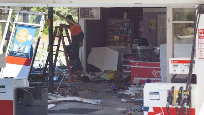 Cảnh hoang tàn sau khi những tên trộm dùng máy xúc để lấy cắp cây ATM tại thành phố Ballarat, bang Victoria, Australia ngày 24/12/2017 (Ảnh: victorharbortimes.com.au)