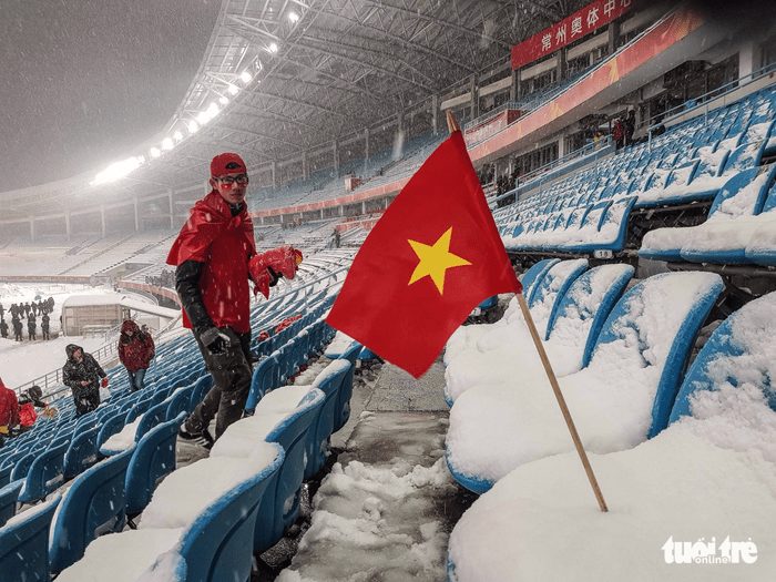 Cổ động viên Việt Nam nhặt rác giữa mưa tuyết sau trận chung kết - Ảnh 2.
