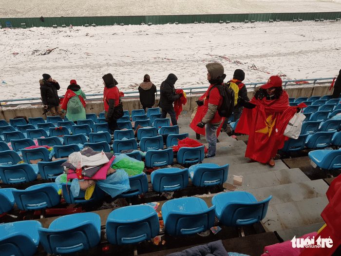 Cổ động viên Việt Nam nhặt rác giữa mưa tuyết sau trận chung kết - Ảnh 5.